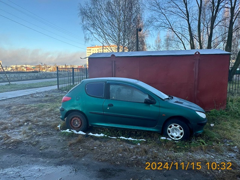 Владельца просят убрать автомобиль Пежо зеленого цвета и освободить земельный участок.