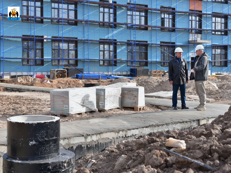 Строительство новой школы по нацпроекту в Великом Новгороде продолжается.