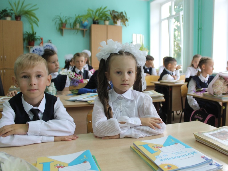 01.09.2023 Великий Новгород. День знаний. Средняя общеобразовательная школа № 8 (ул. Федоровский Ручей, 19). Архив управления по работе со СМИ.