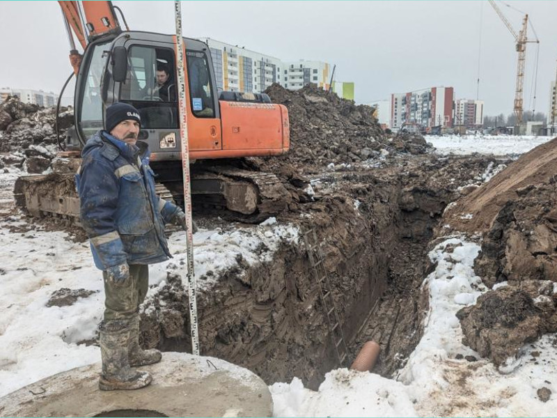 На ул. Королёва выполняют устройство сети наружного освещения.