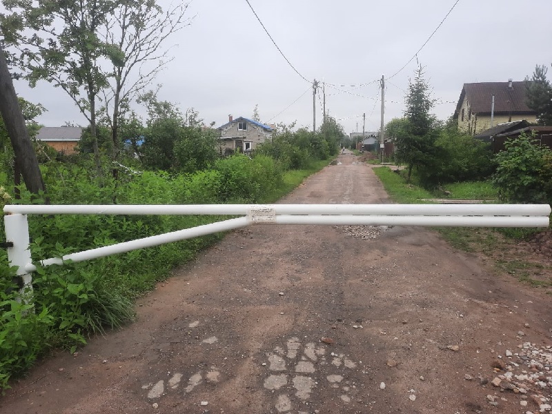 Владельца уведомляют о сносе шлагбаума.