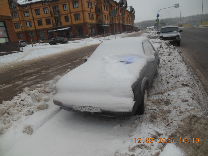 Владельца брошенного автомобиля уведомляют освободить проезжую часть напротив дома 14, корпус 3 по Аркажской улице.