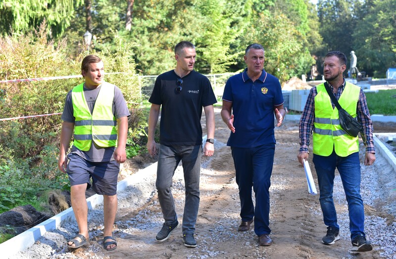 В Великом Новгороде продолжается ремонт площадки вокруг памятника Рахманинову.