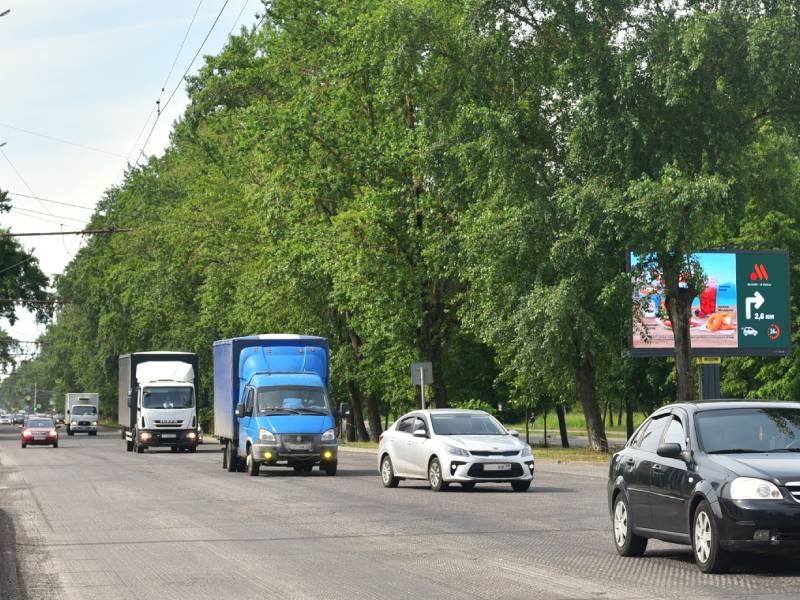 На Большой Санкт-Петербургской улице в Великом Новгороде уложили асфальт.