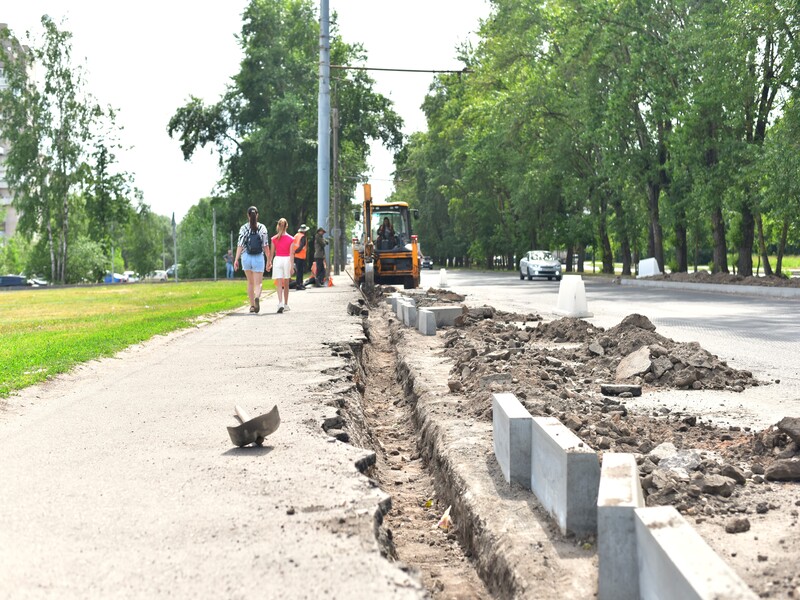 В Великом Новгороде продолжается ремонт дороги на Большой Санкт-Петербургской улице.