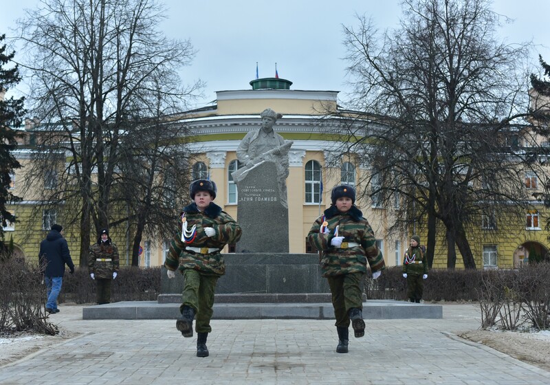 В День Героев Отечества открыли отреставрированный памятник Лёне Голикову.