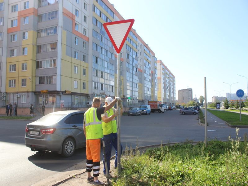 Администрация Великого Новгорода устанавливает дорожные знаки в Державинском районе.