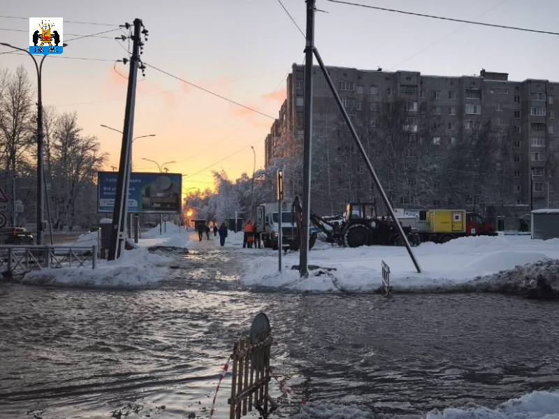 Авария на сетях водоснабжения на пересечении улиц Псковской и 8 Марта.