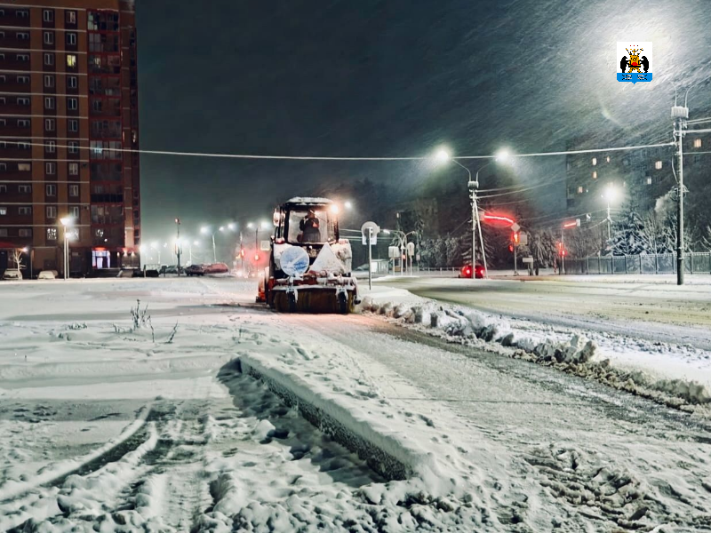 Ведётся круглосуточная работа по уборке города от снега и поваленных деревьев из-за непогоды.