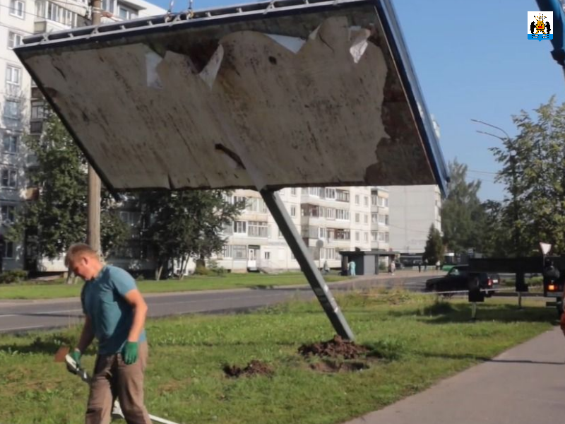 В городе демонтируют незаконные рекламные щиты.