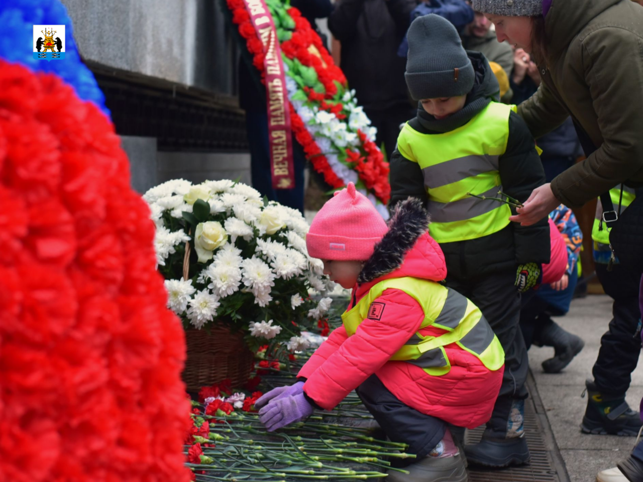 Новгородцы провели митинг ко Дню Неизвестного Солдата.