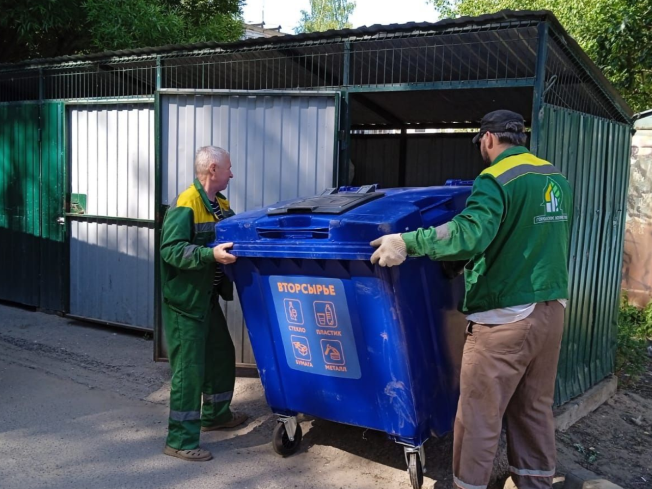 Администрация просит новгородцев не складировать в контейнеры синего цвета отходы, не относящиеся к сортировке и переработке.