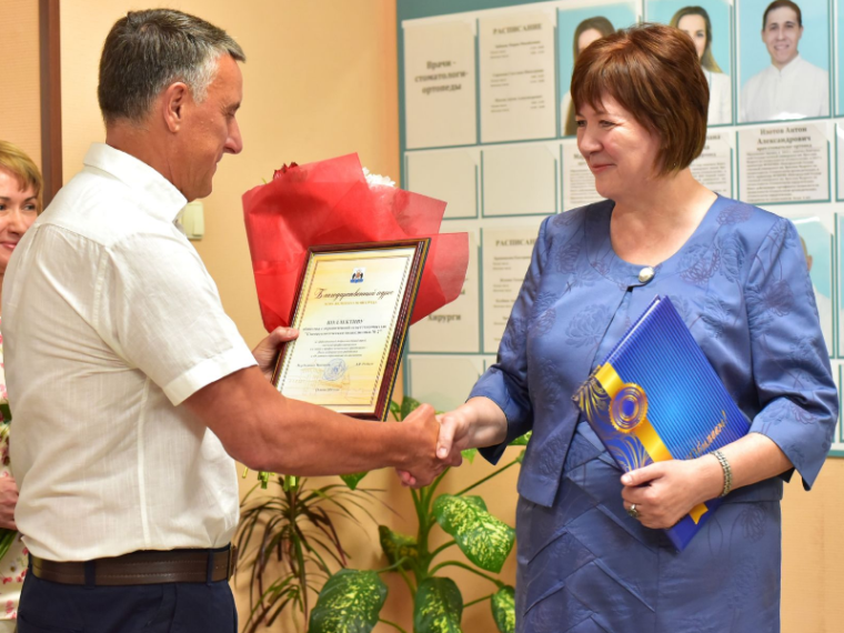 Мэр Великого Новгорода поздравил «Стоматологическую поликлинику № 2» с юбилеем.