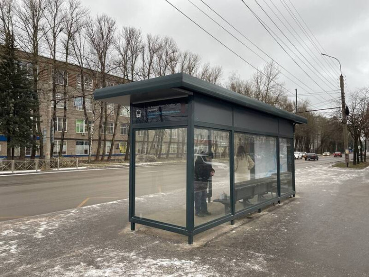 Три новые остановки установили специалисты «Городского хозяйства» в городе. Три новые остановки установили специалисты «Городского хозяйства» в городе.