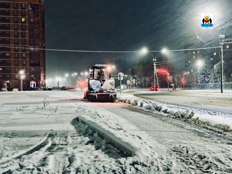 Ведётся круглосуточная работа по уборке города от снега и поваленных деревьев из-за непогоды. Ведётся круглосуточная работа по уборке города от снега и поваленных деревьев из-за непогоды.