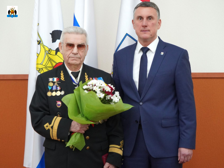 На расширенном аппаратном совещании глава города вручил медаль 80-летия Победы почётному гражданину Великого Новгорода Николаю Варухину. На расширенном аппаратном совещании глава города вручил медаль 80-летия Победы почётному гражданину Великого Новгорода Николаю Варухину.