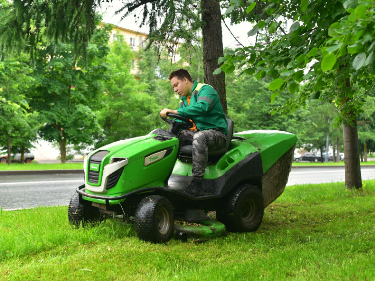 Работа по окосу города продолжается. Работа по окосу города продолжается.