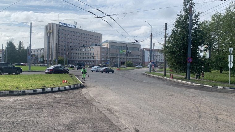 Национальный проект "Безопасные качественные дороги": подрядчик проводит подготовительные работы к асфальтированию площади Строителей. Национальный проект "Безопасные качественные дороги": подрядчик проводит подготовительные работы к асфальтированию площади Строителей.