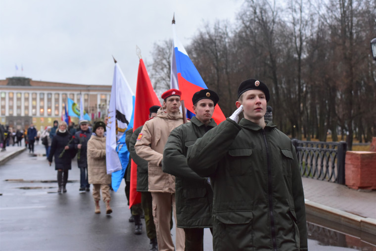 Великом Новгороде прошло торжественное шествие по случаю 82-й годовщины военного парада на Красной площади в Москве. Великом Новгороде прошло торжественное шествие по случаю 82-й годовщины военного парада на Красной площади в Москве.