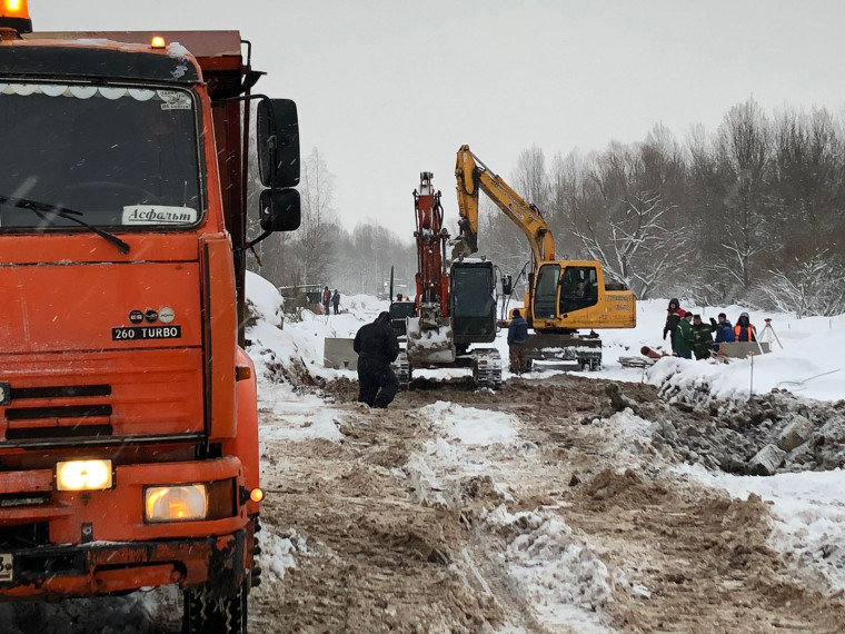 Строительство улицы Королёва: подрядчик продолжает устройство земляного полотна. Строительство улицы Королёва: подрядчик продолжает устройство земляного полотна.