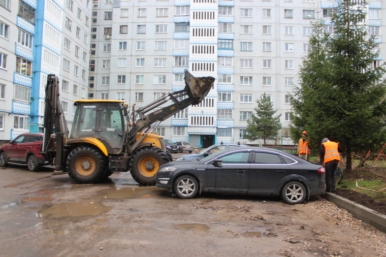Национальный проект &quot;Жилье и городская среда&quot;: подрядчик продолжает капремонт дворовой территории дома 7 по ул. Коровникова.