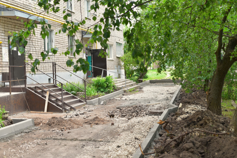 Дворовую территорию на улице Ломоносова благоустраивают по нацпроекту «Жильё и городская среда».
