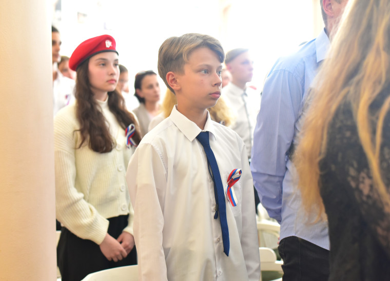 Накануне Дня России юным новгородцам вручили паспорта.