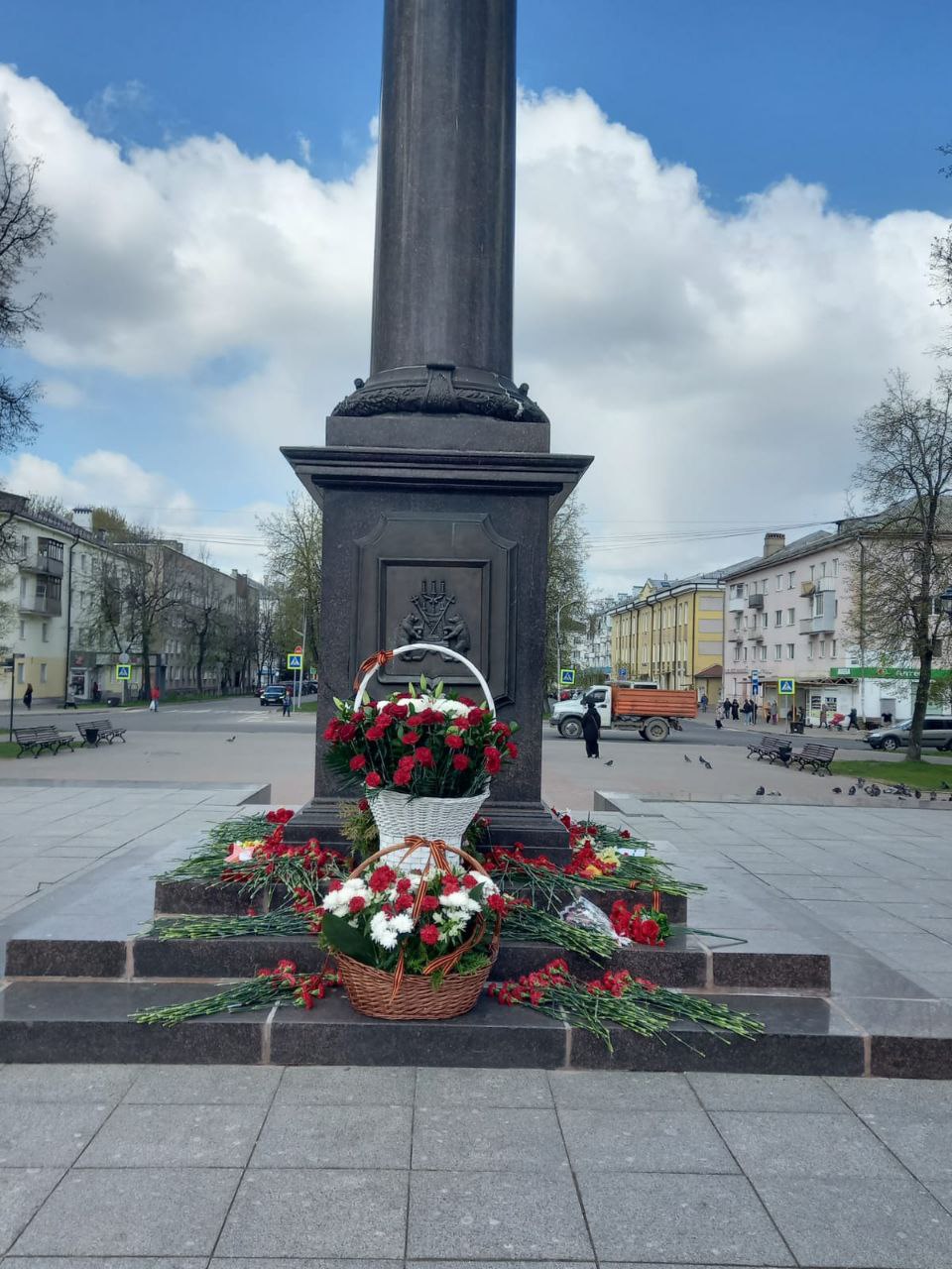 К мемориалам и воинским захоронениям в Великом Новгороде возложили цветы и венки в память.