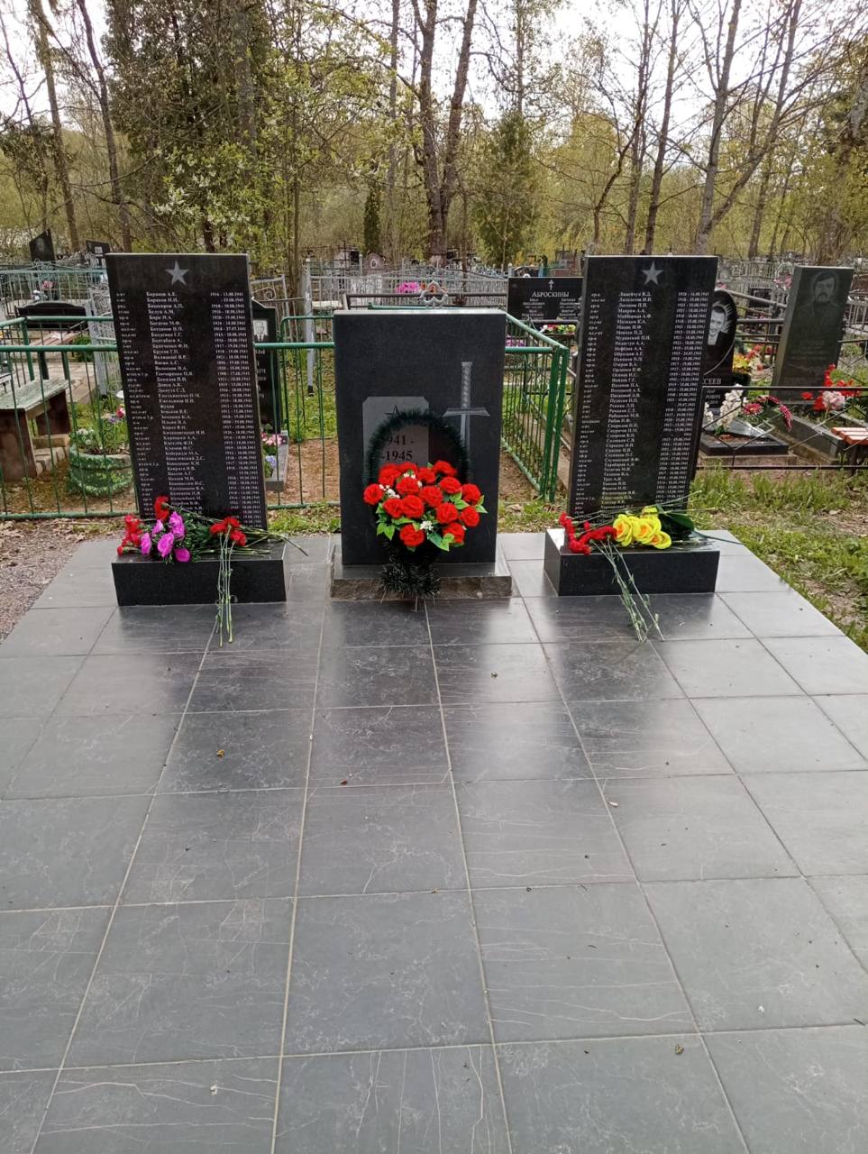 К мемориалам и воинским захоронениям в Великом Новгороде возложили цветы и венки в память.