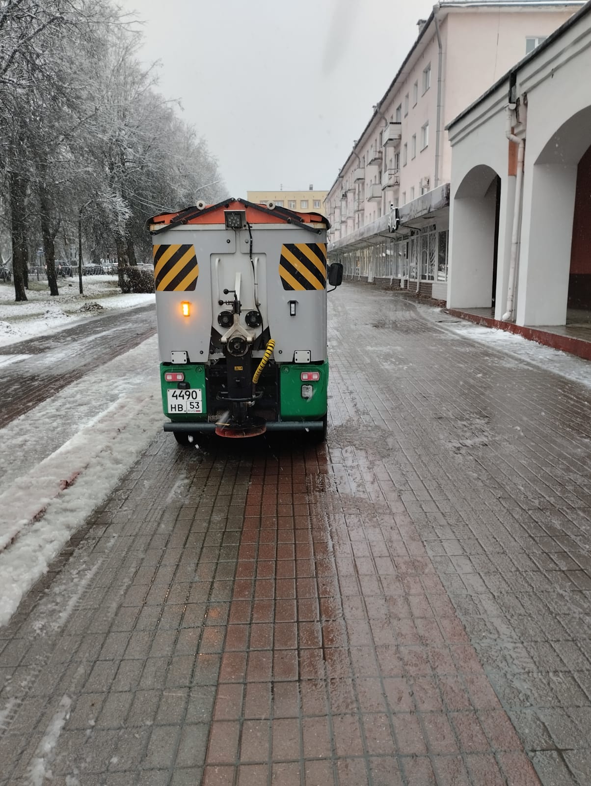 Подвели итоги уборки первого снега.