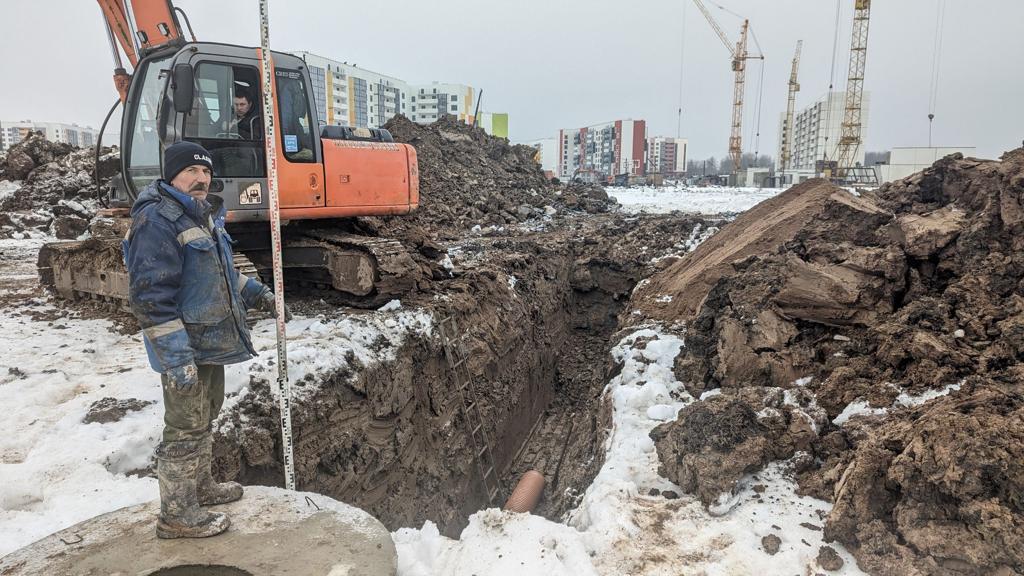 На ул. Королёва выполняют устройство сети наружного освещения.