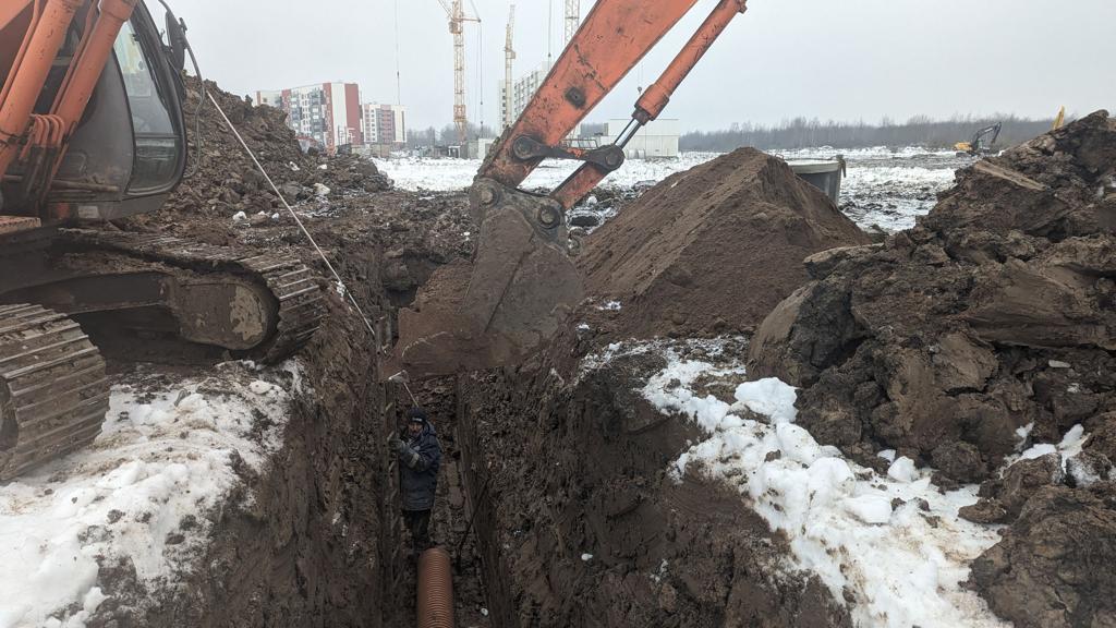 На ул. Королёва выполняют устройство сети наружного освещения.